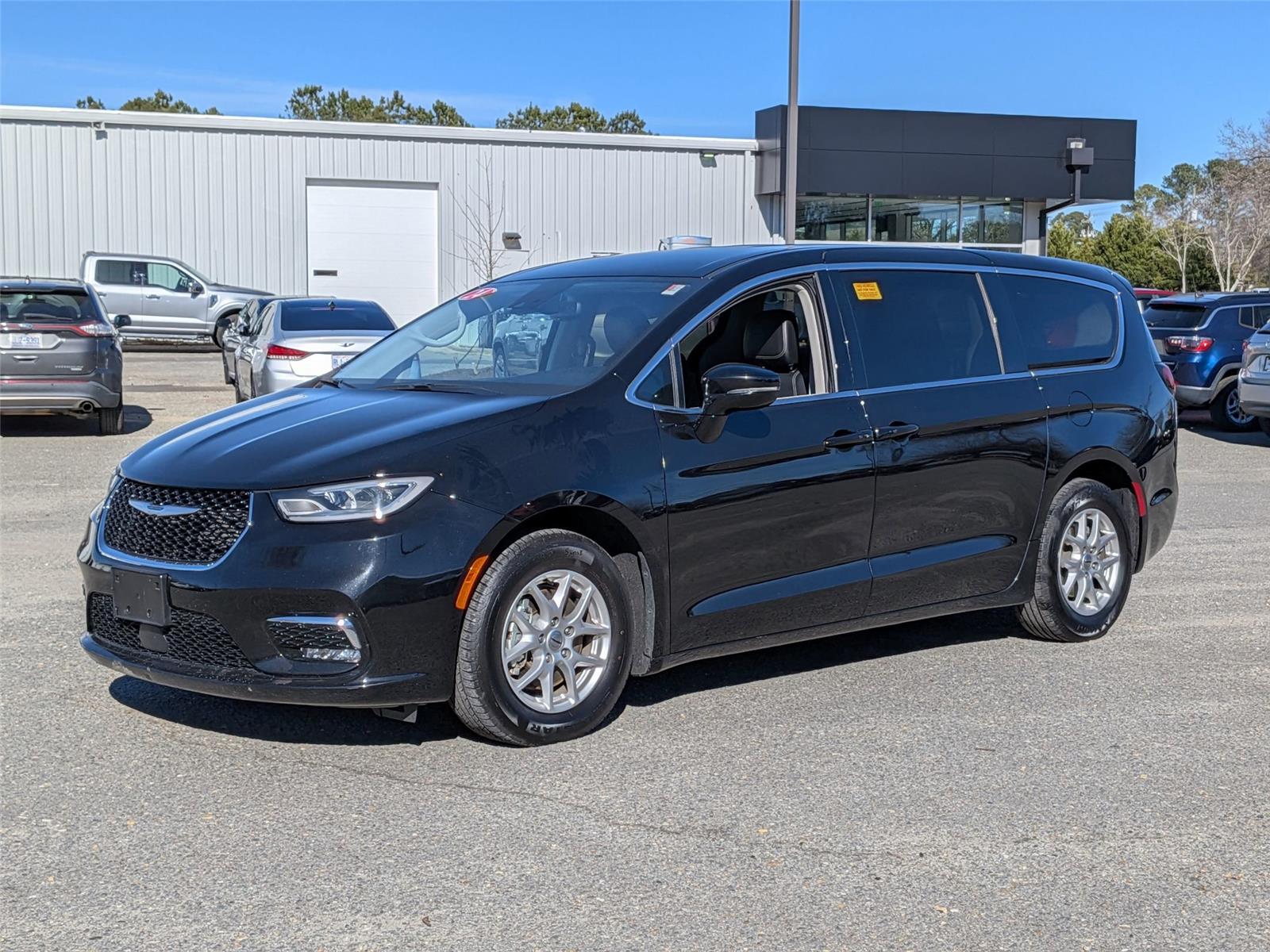 2024 Chrysler Pacifica Touring L's photo