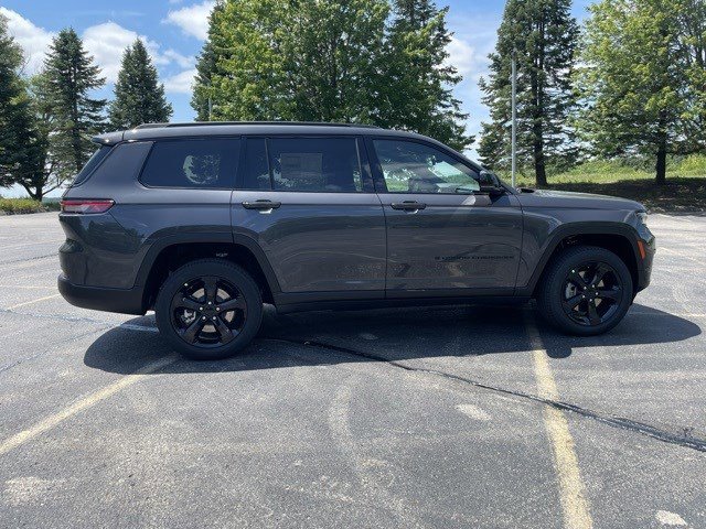 2025 Jeep Grand Cherokee Limited photo 3