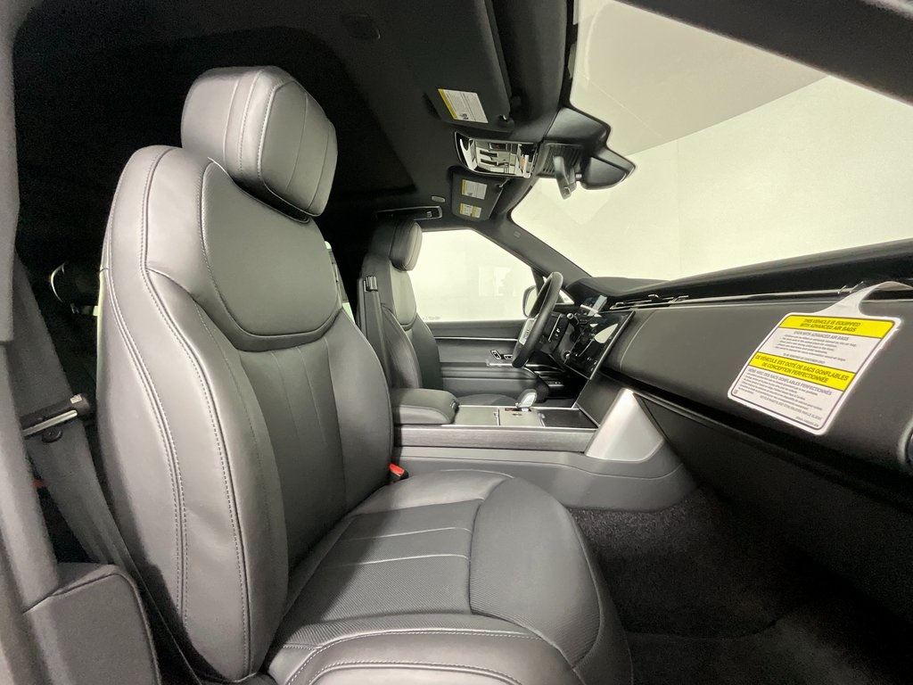 2025 Land Rover Range Rover SE photo 2
