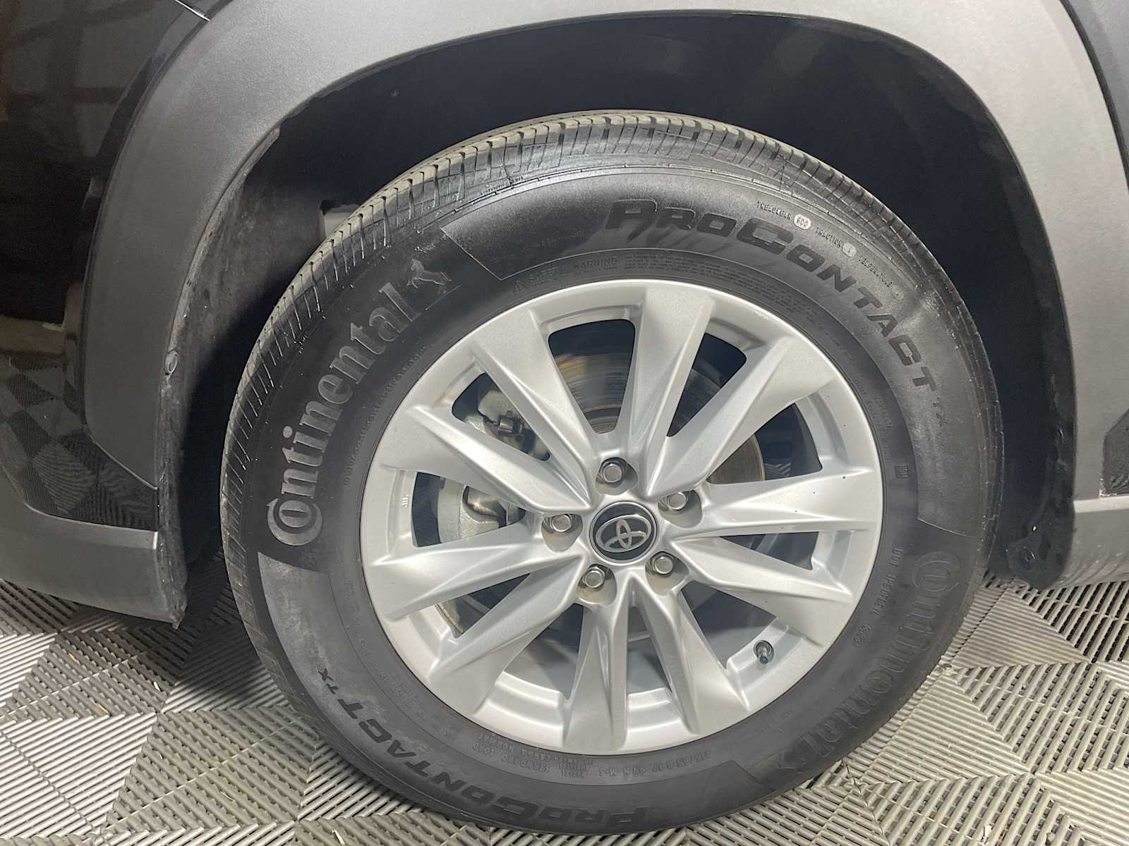 2023 Toyota Corolla Cross LE photo 27
