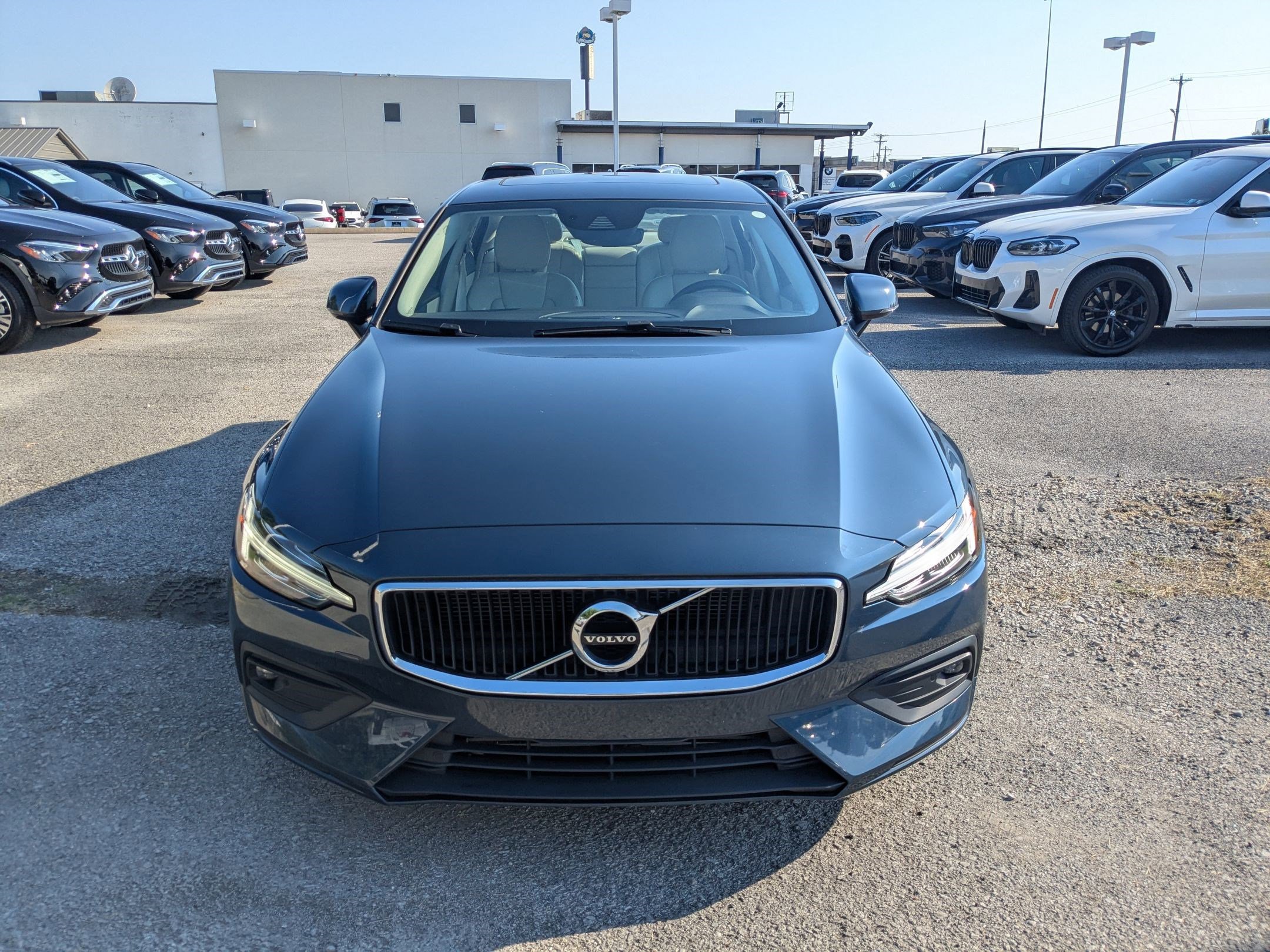 2021 Volvo S60 Momentum photo 2
