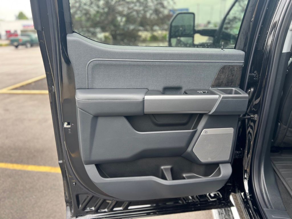 2025 Ford F-250 Lariat photo 32