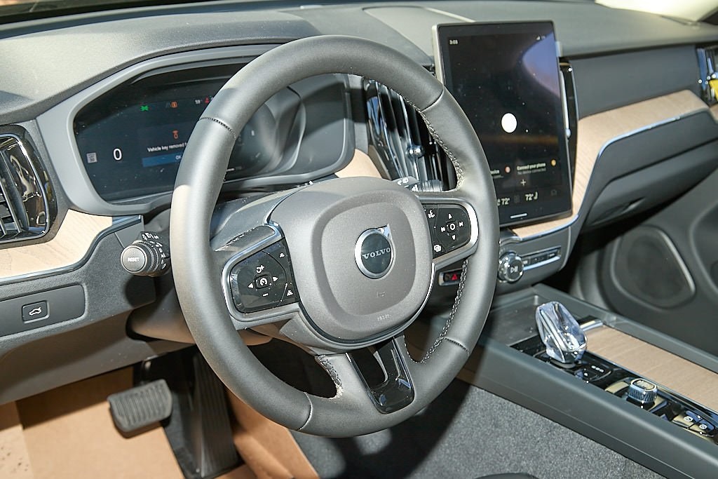 2026 VOLVO XC60 - Image 13