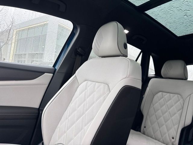 2025 Volkswagen Atlas Cross Sport SEL Premium R-Line photo 18