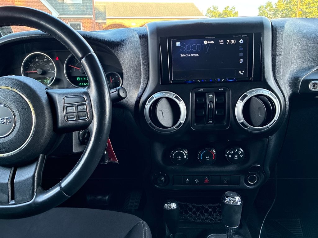 2013 Jeep Wrangler Unlimited Sahara photo 17