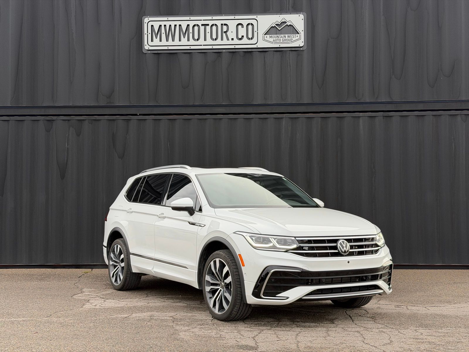 2022 Volkswagen Tiguan SEL R-LINE's photo