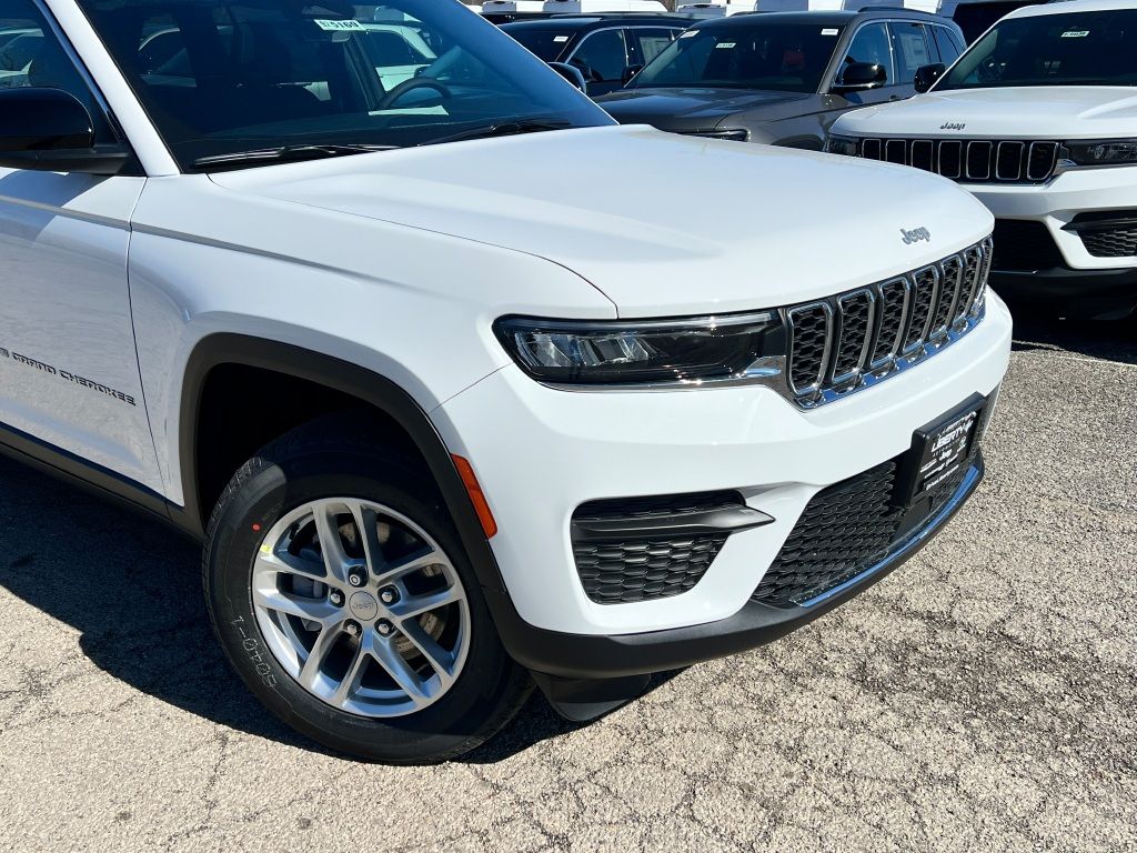 2025 Jeep Grand Cherokee Laredo X photo 2