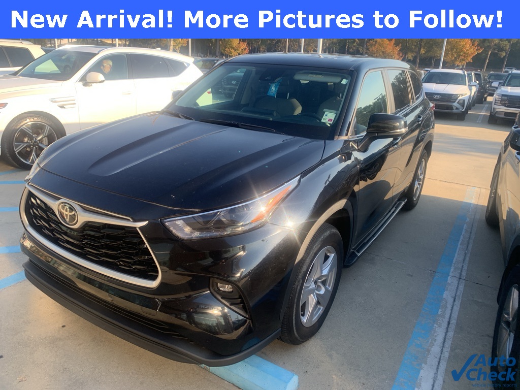 2023 Toyota Highlander LE's photo