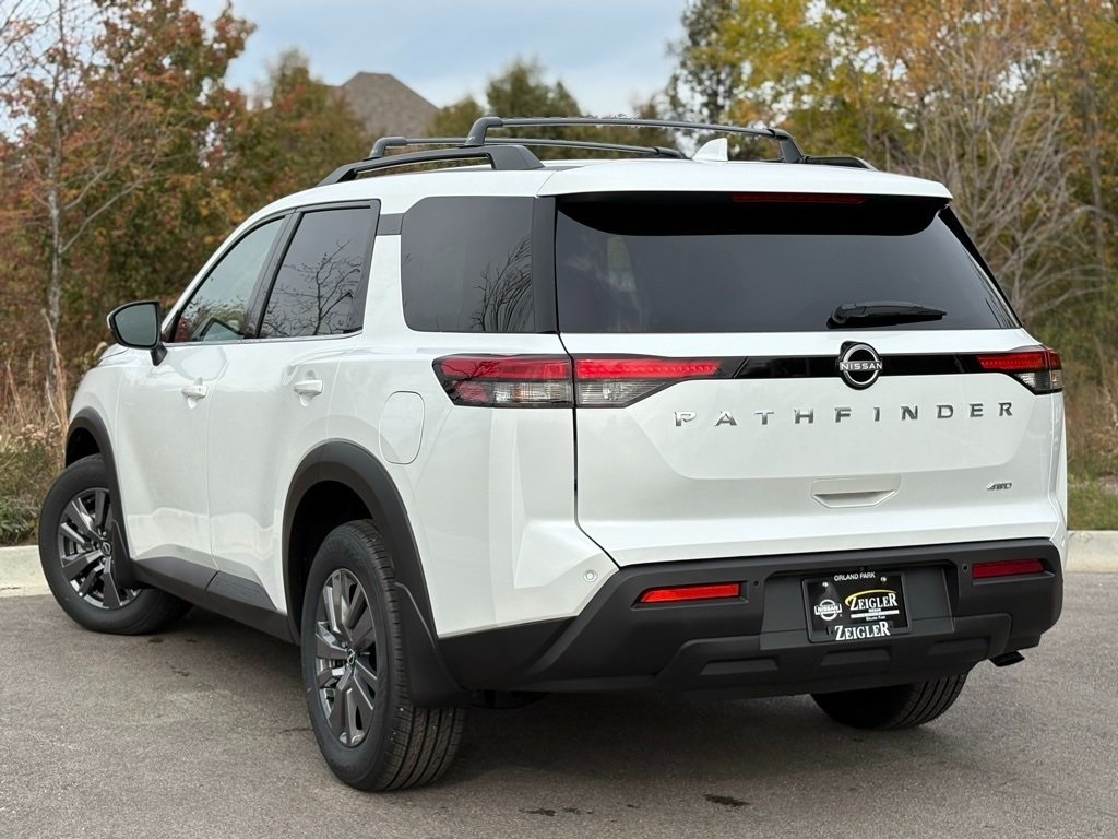2025 Nissan Pathfinder SV photo 4