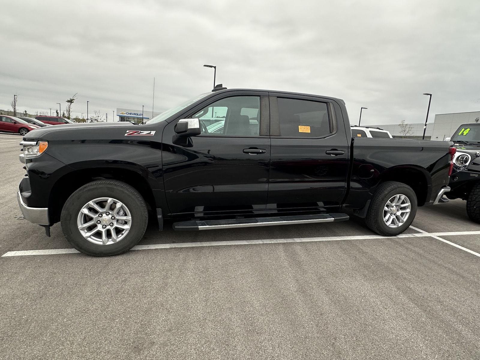 2022 Chevrolet Silverado 1500 LT photo 2