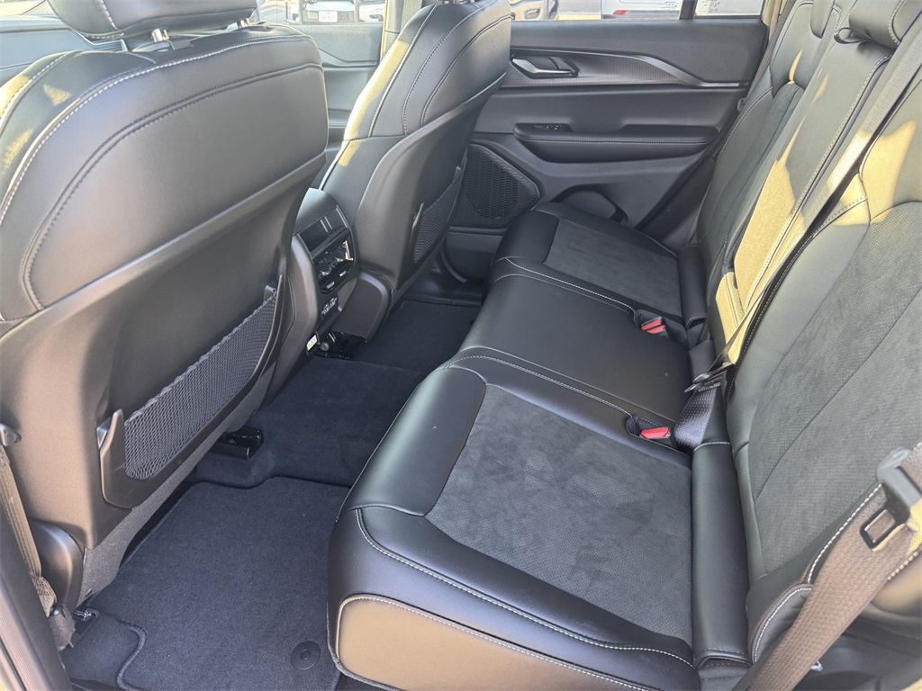 2025 Jeep Grand Cherokee Laredo Altitude photo 9