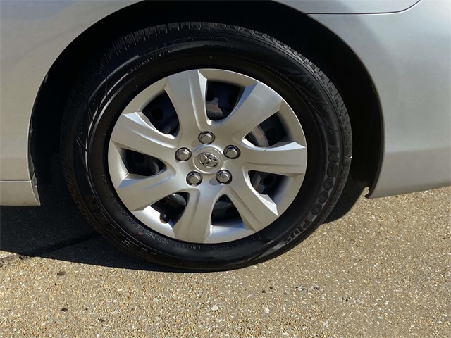 2010 Toyota Camry LE photo 4