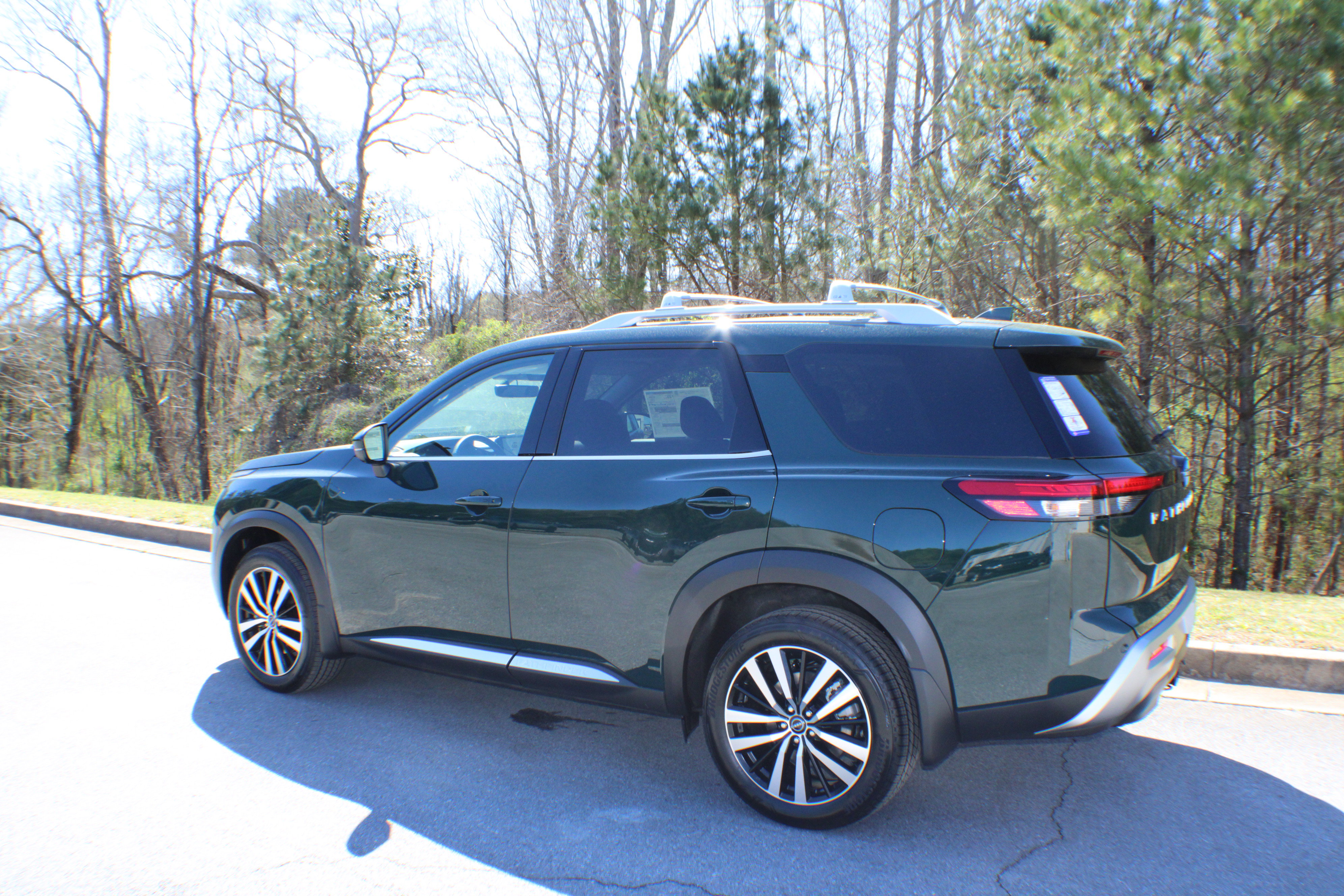 2025 Nissan Pathfinder Platinum photo 3