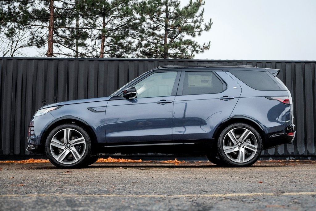 2026 Land Rover Discovery photo 3