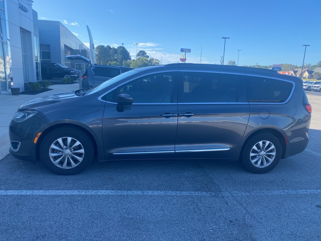 2017 Chrysler Pacifica Touring L photo 2