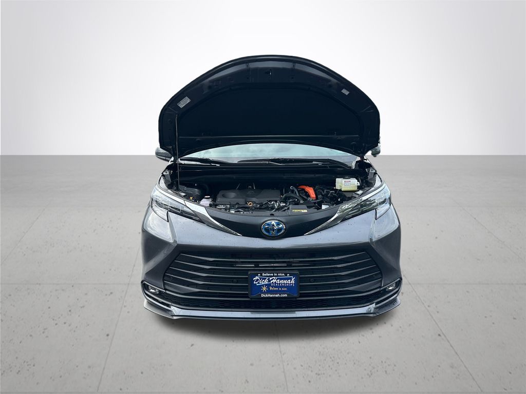 2025 Toyota Sienna XLE photo 4