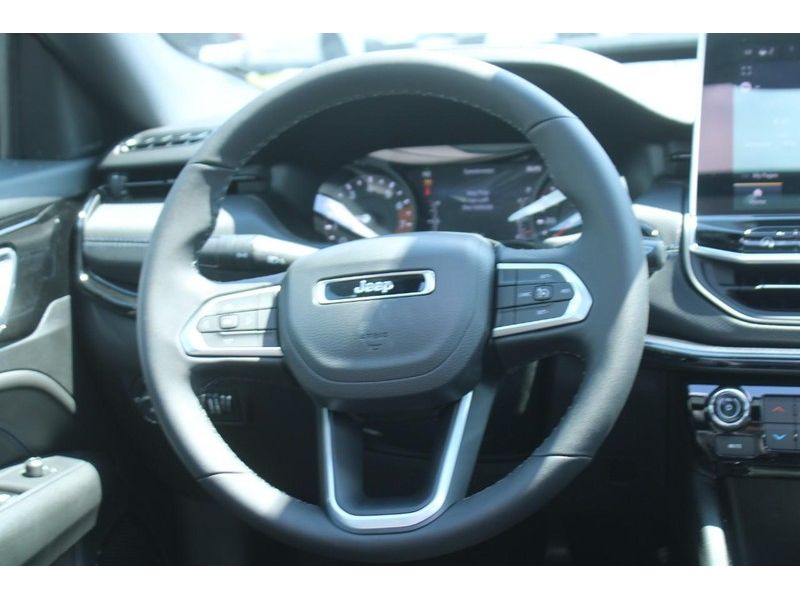 2025 Jeep Compass Latitude photo 3