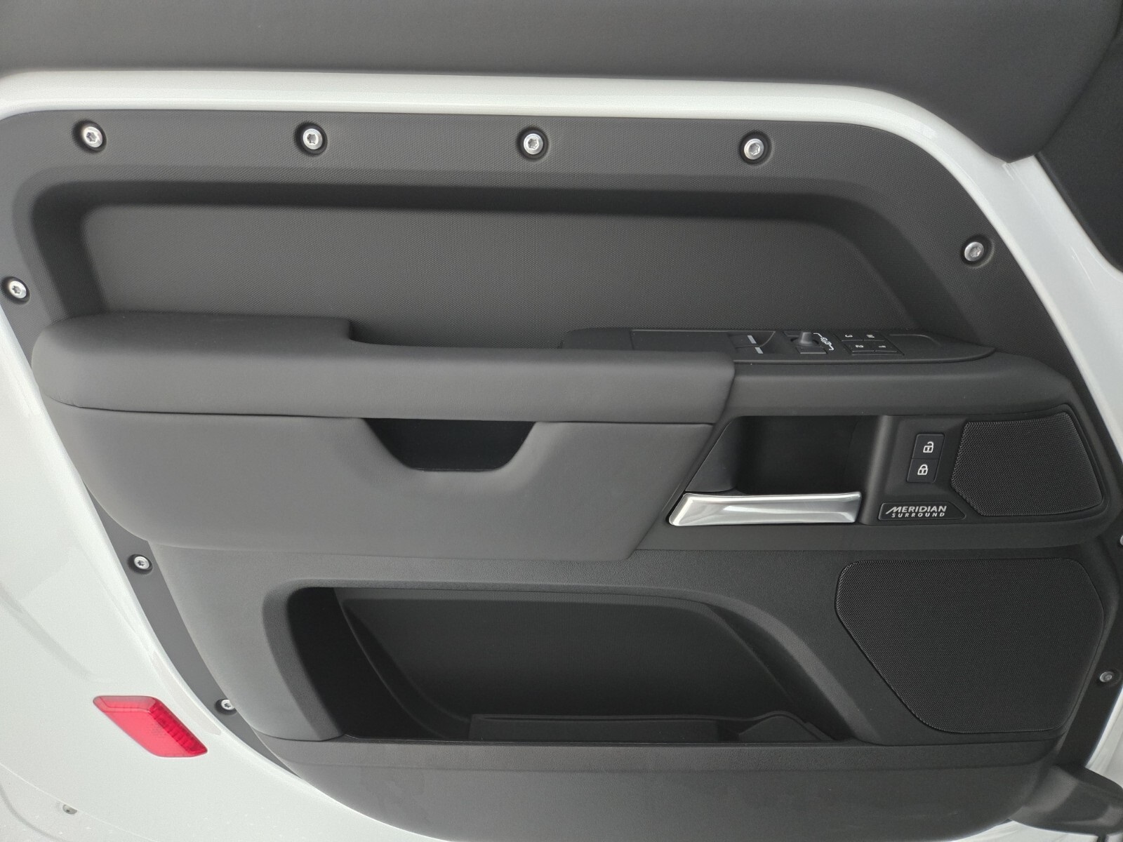 2025 Land Rover Defender 90 X-Dynamic SE photo 18