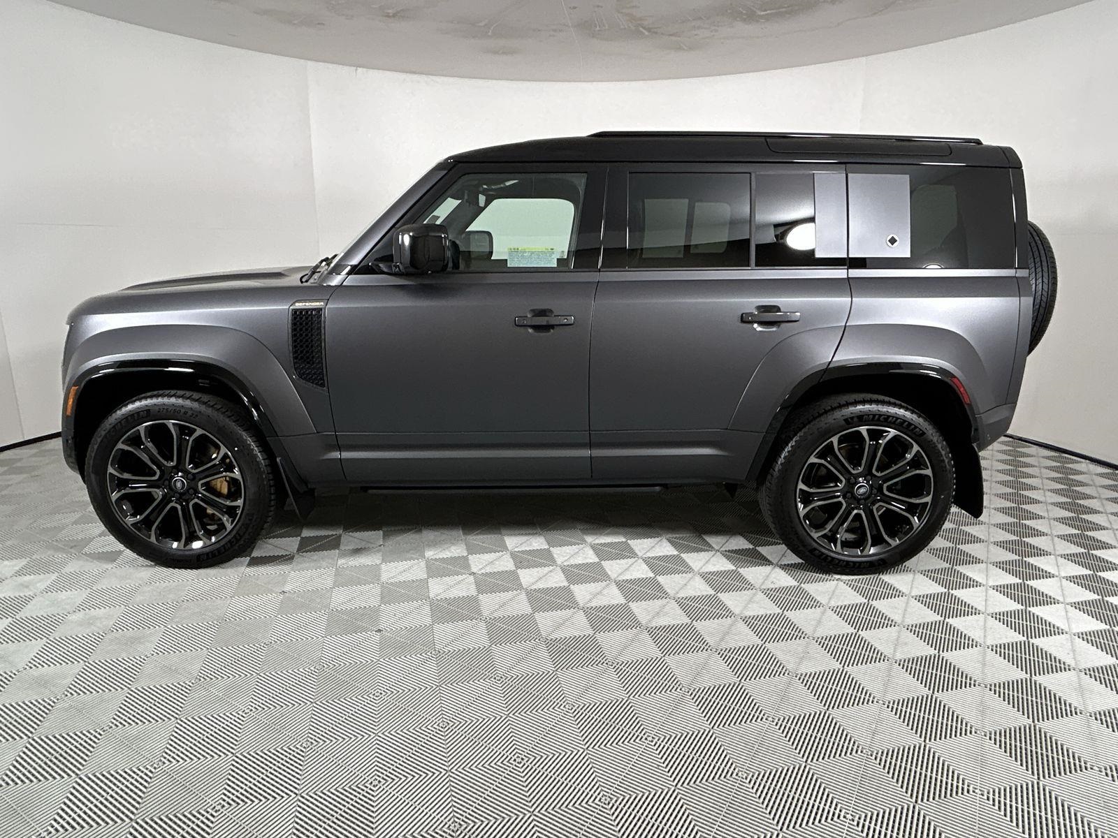 2025 Land Rover Defender 110 photo 2