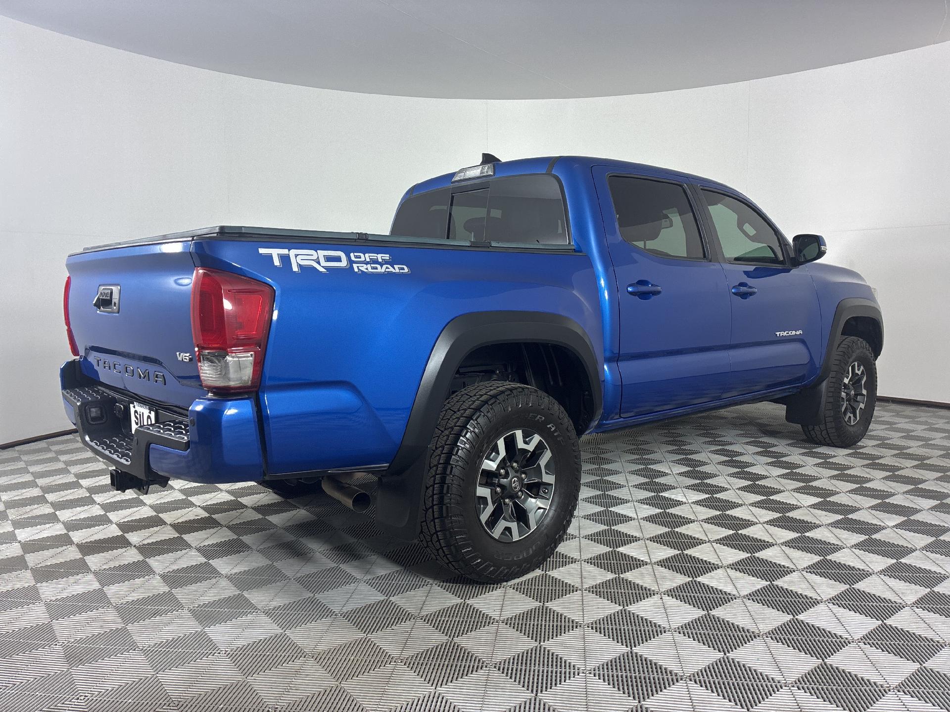 2017 Toyota Tacoma TRD photo 7