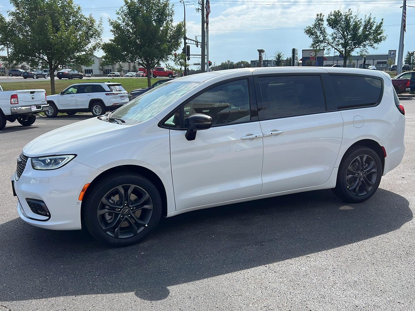 2026 Chrysler Pacifica Select's photo