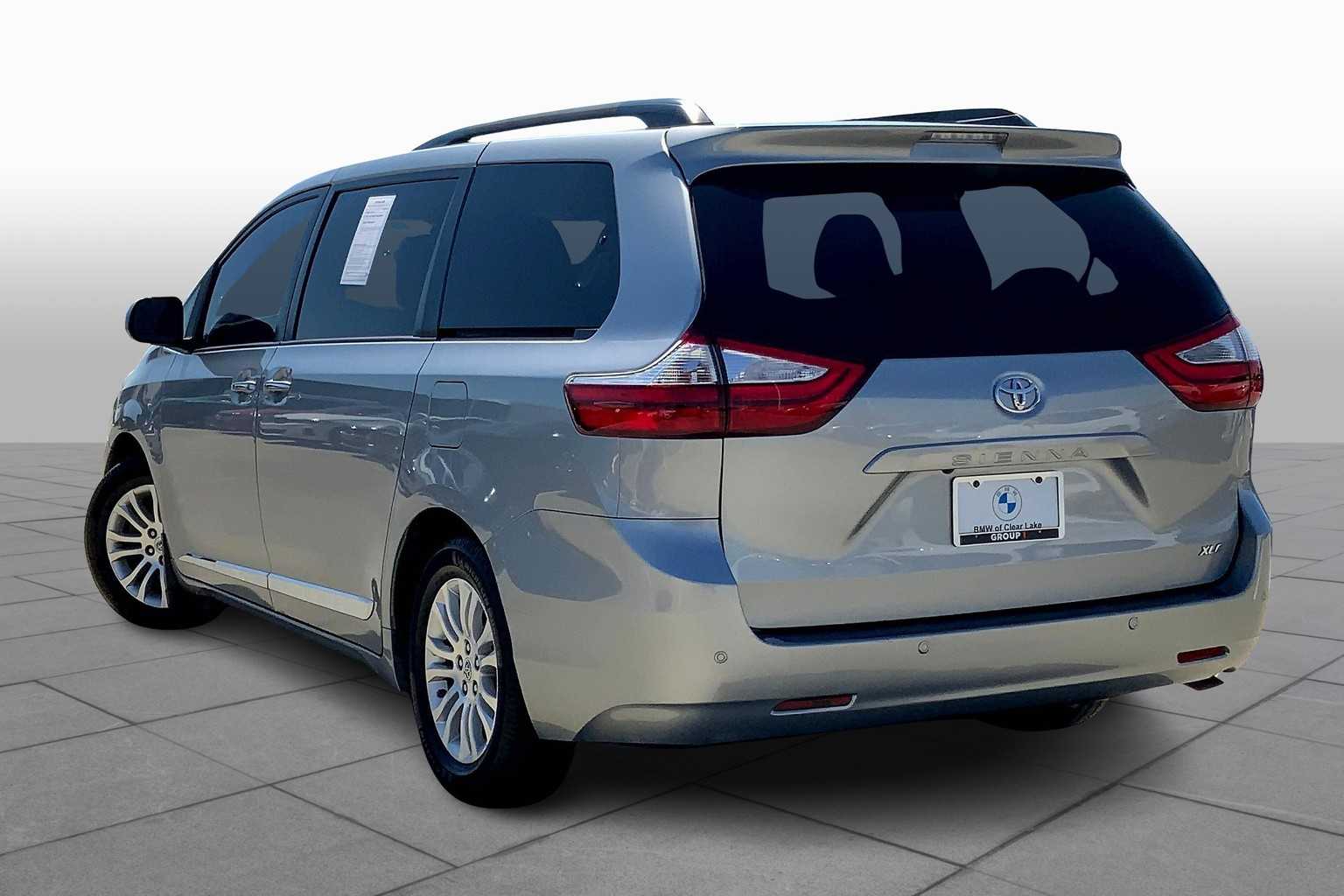 2017 Toyota Sienna XLE photo 10