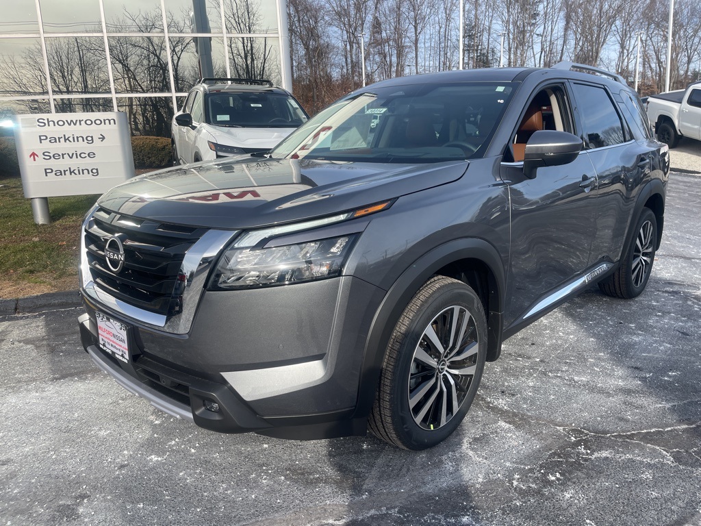 2025 Nissan Pathfinder Platinum's photo
