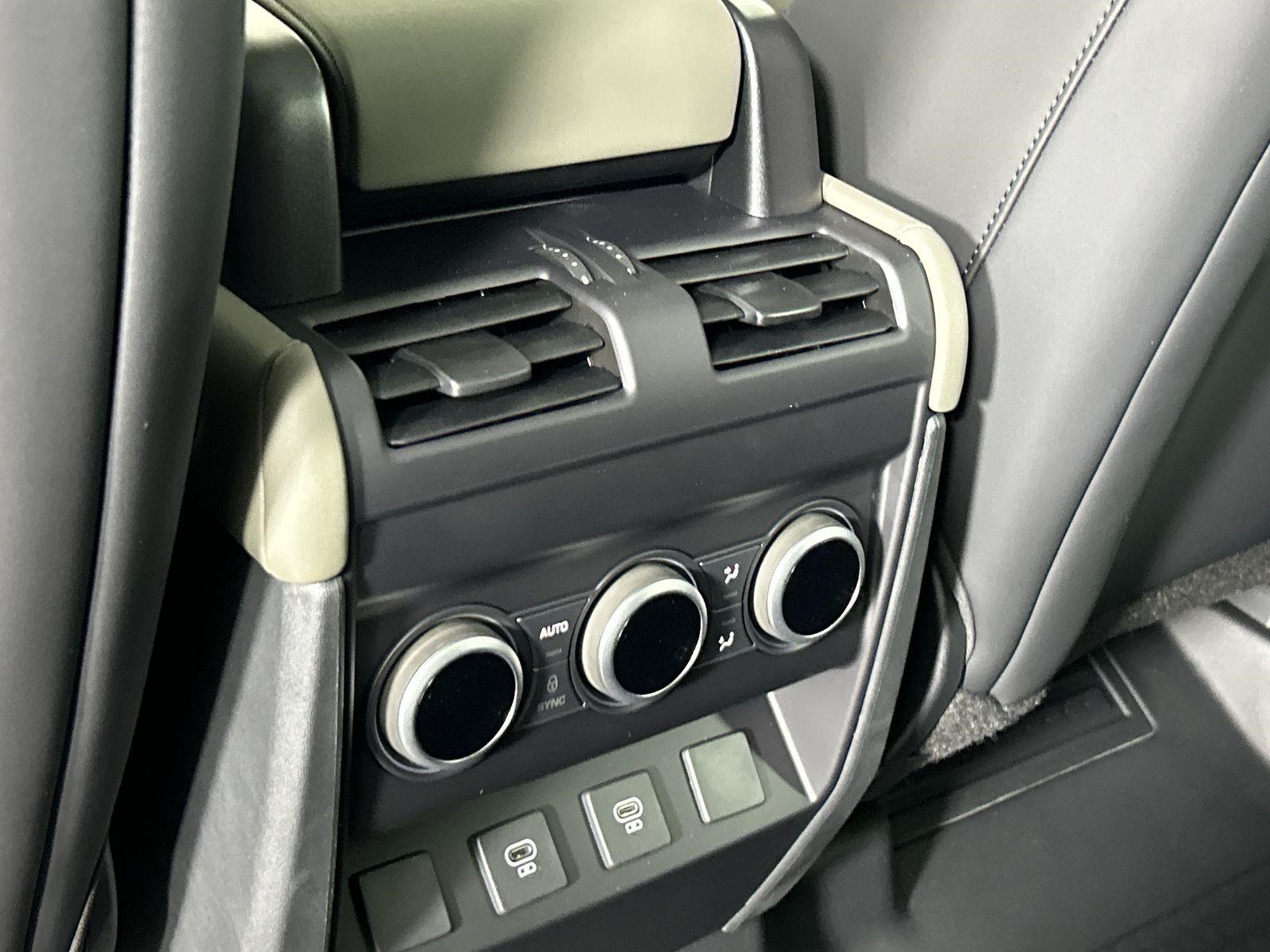 2025 Land Rover Defender 110 S photo 26