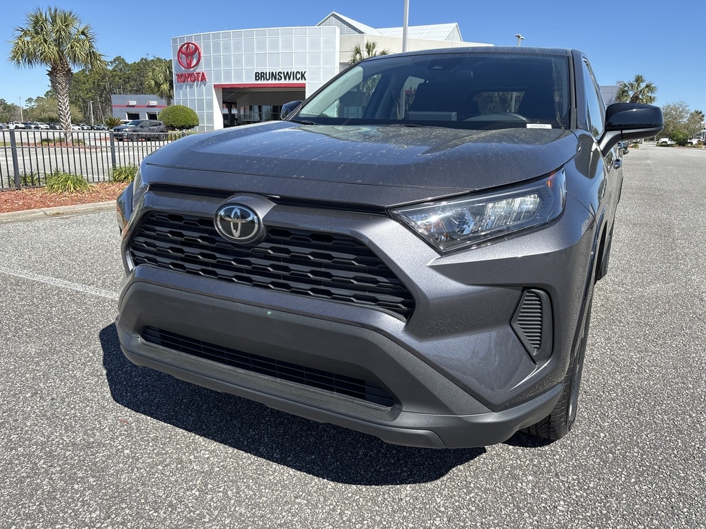 2022 Toyota RAV4 LE photo 11