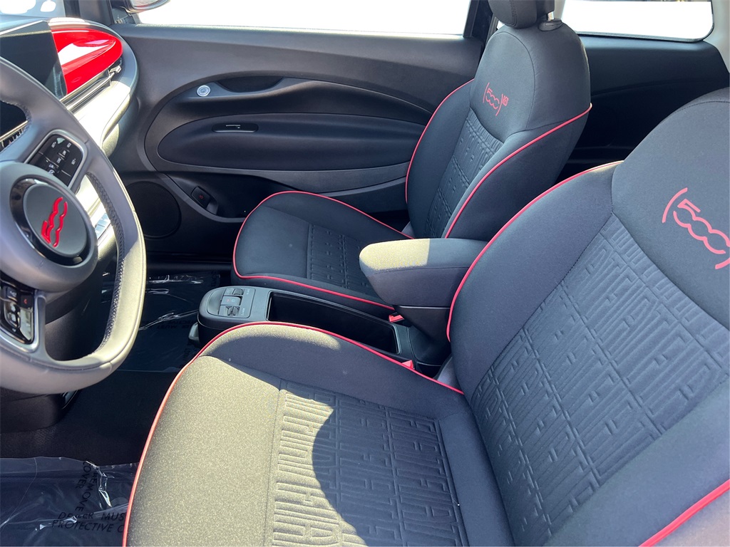 2024 Fiat 500e Red photo 9
