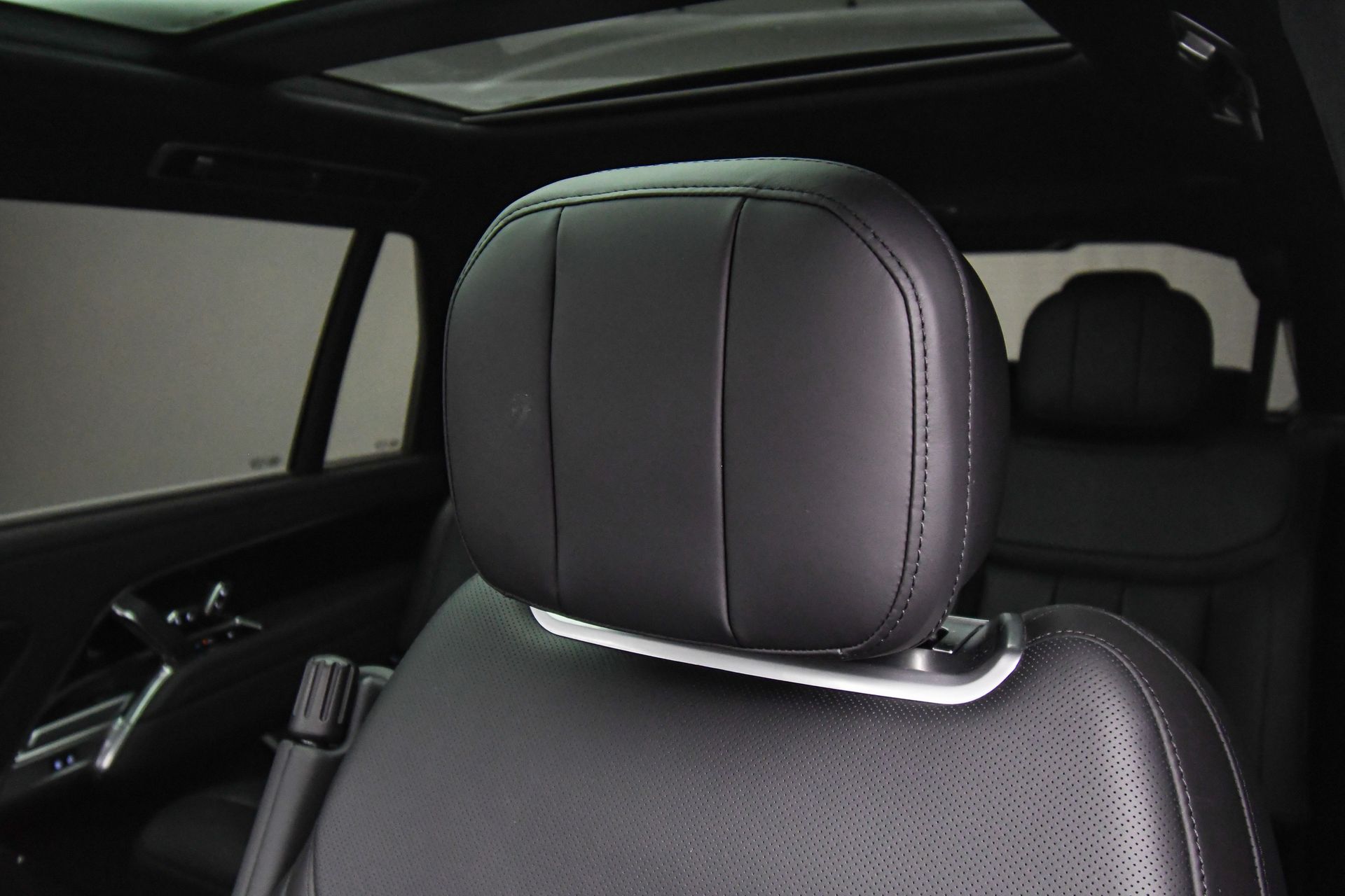 2025 Land Rover Range Rover SE photo 48