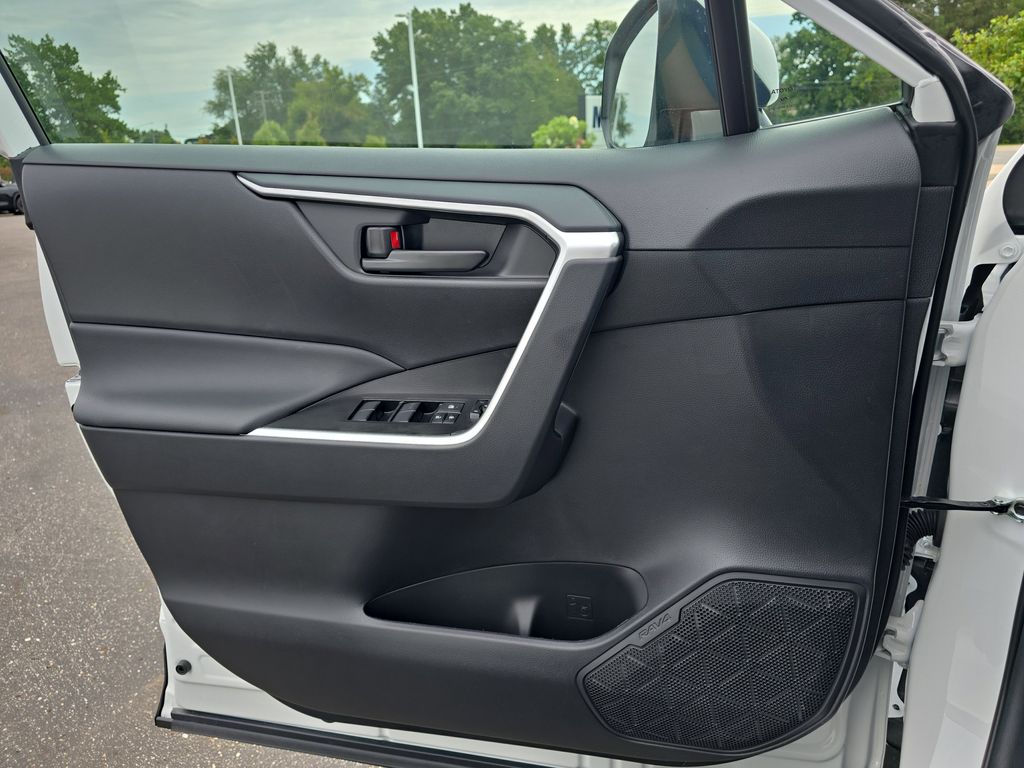 2025 Toyota RAV4 LE photo 21
