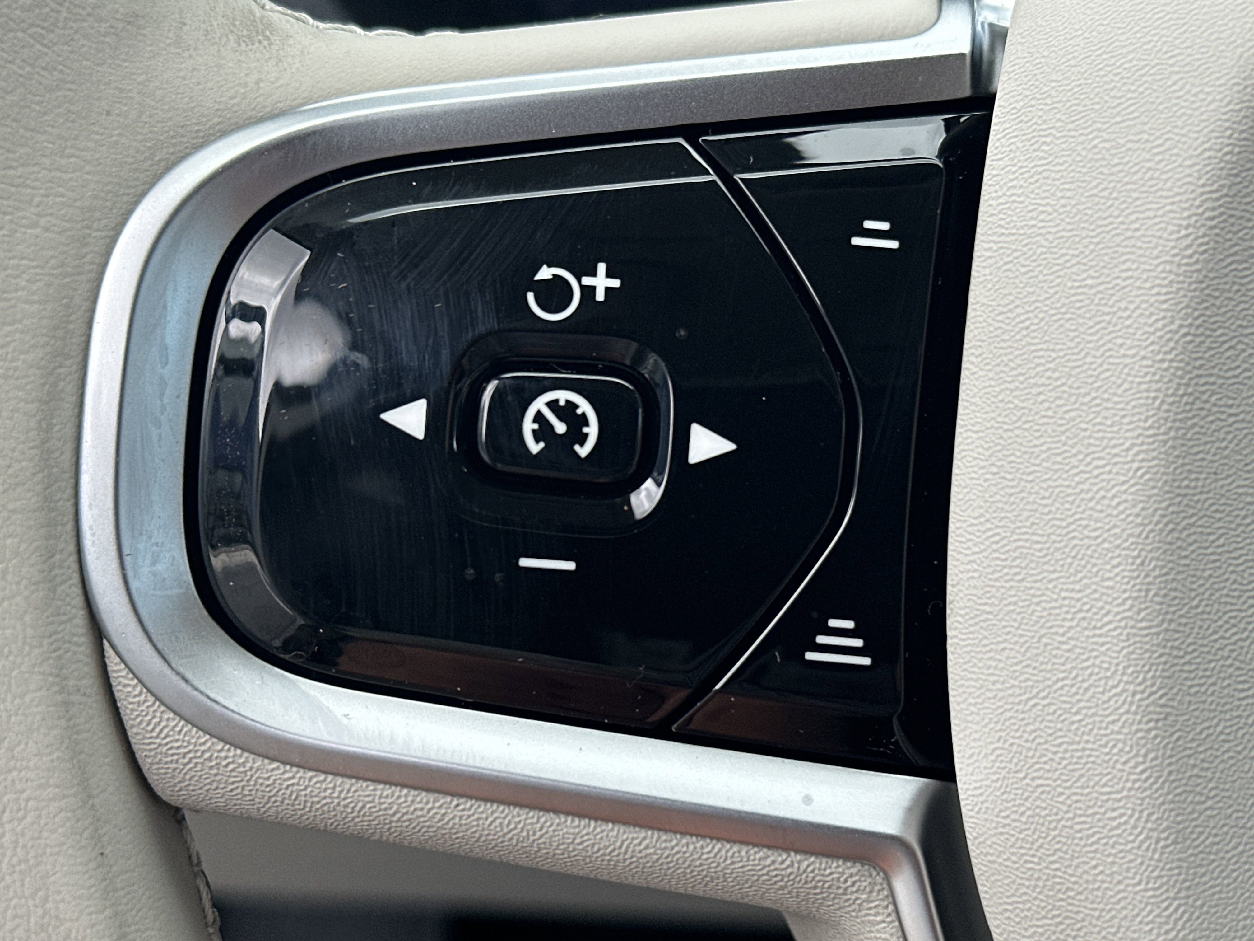 2026 Volvo XC60 B5 photo 18