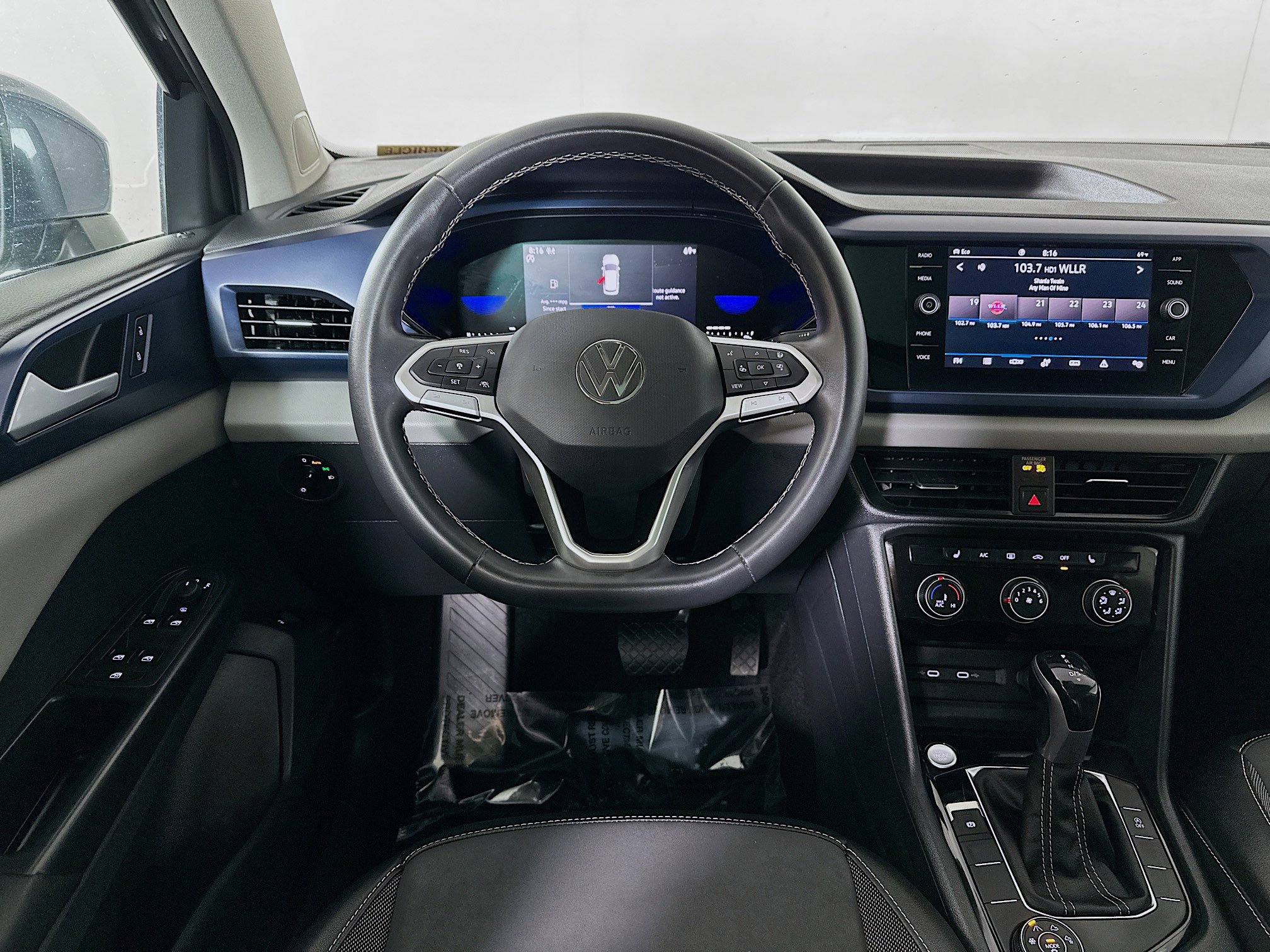 2023 Volkswagen Taos SE photo 17