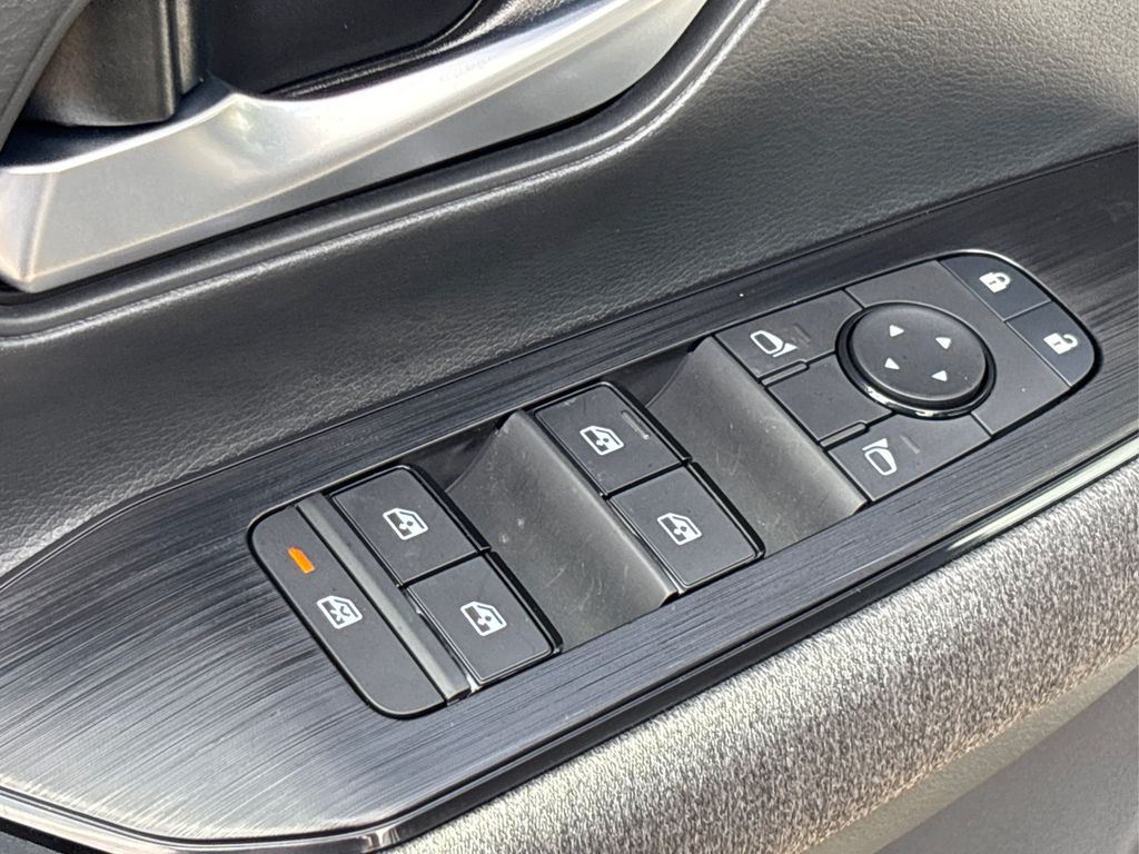 2025 Nissan Kicks SV photo 12