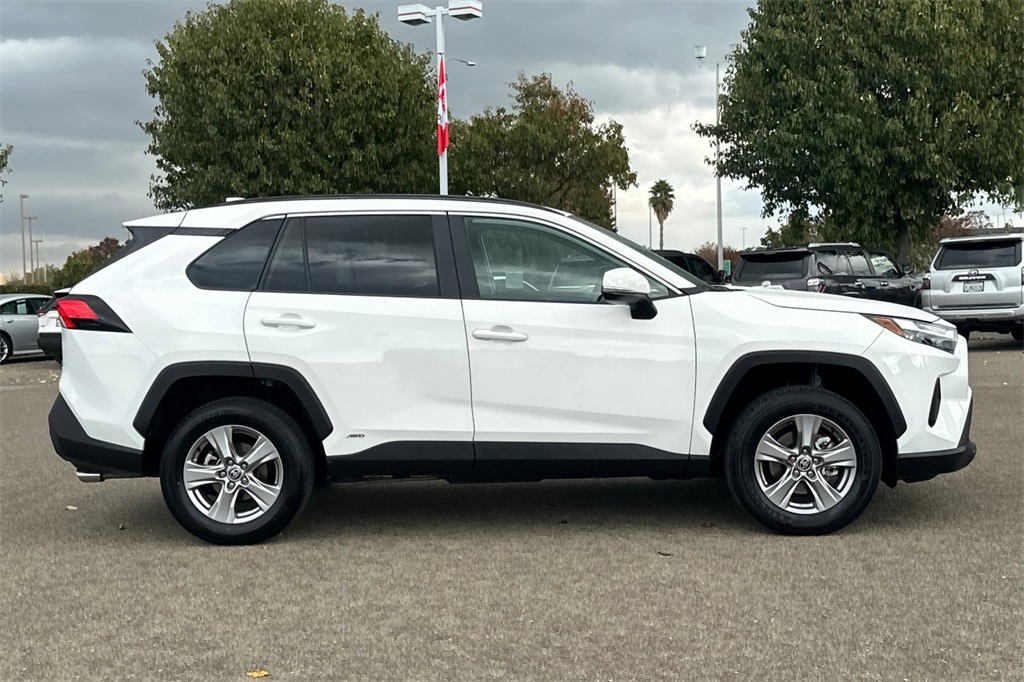 2025 Toyota RAV4 Hybrid XLE photo 3