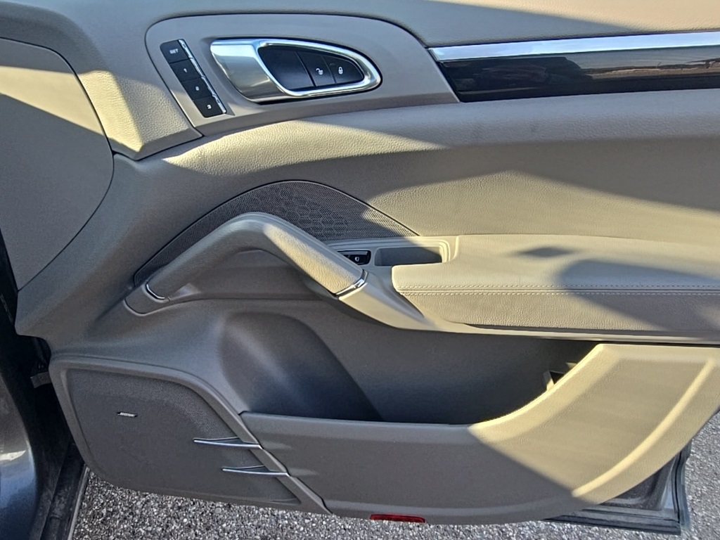 2013 Porsche Cayenne Base photo 25