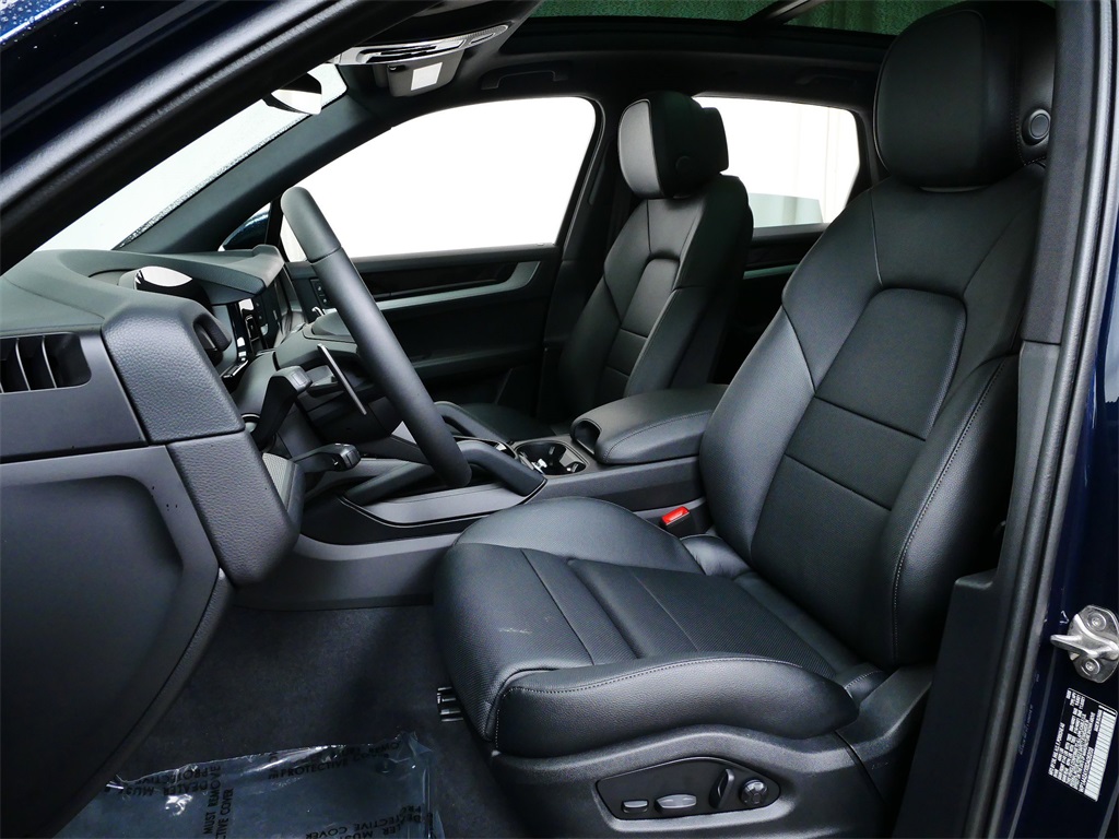 2025 Porsche Cayenne Base photo 5