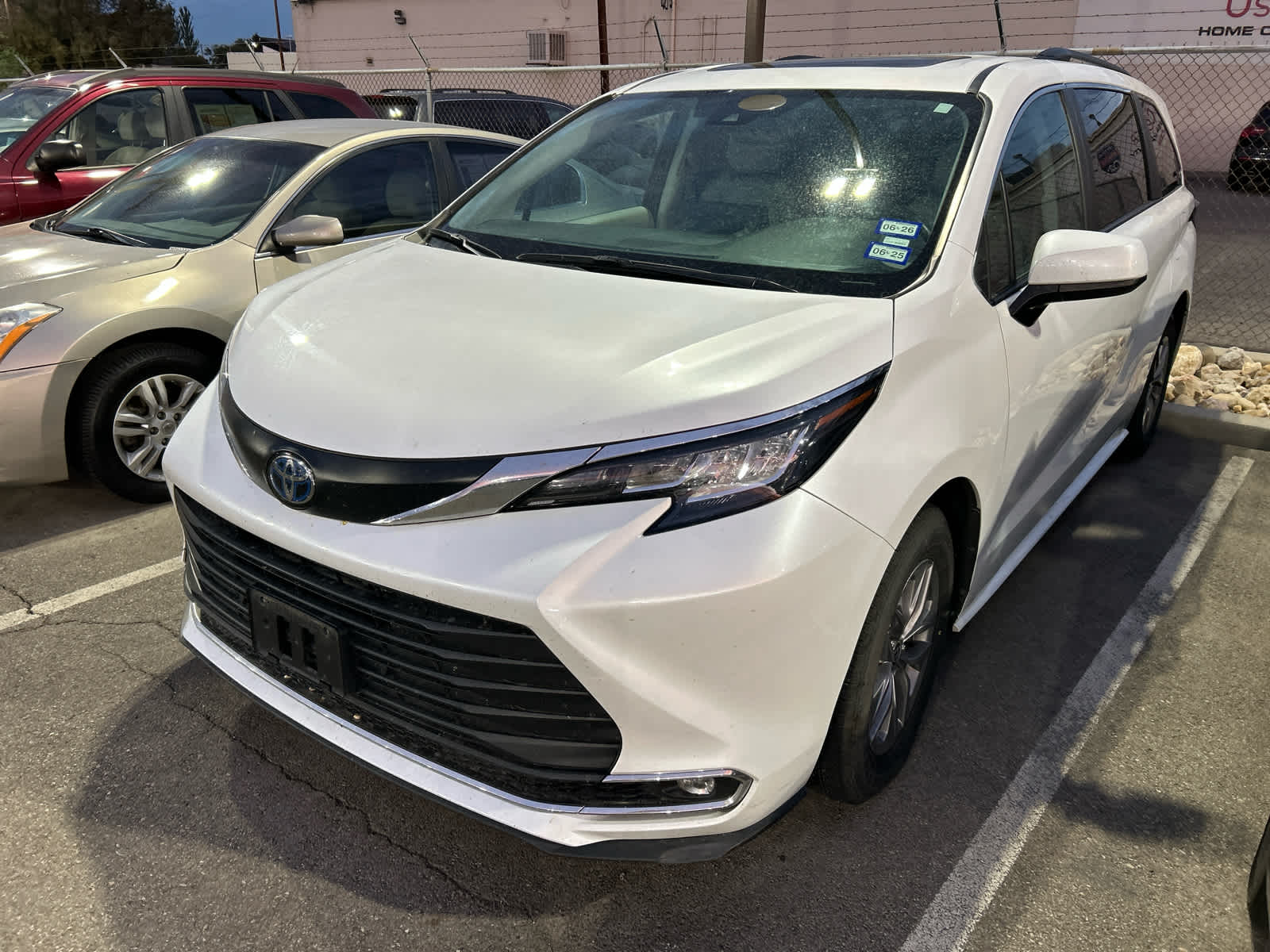 2023 Toyota Sienna XLE photo 3