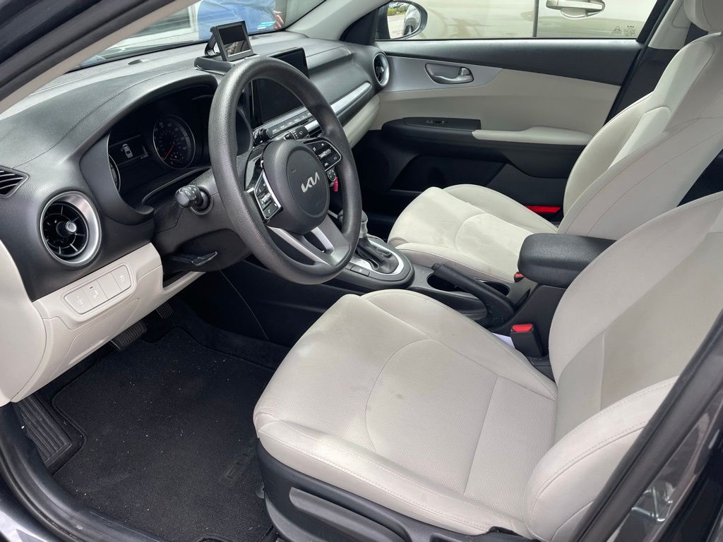 2022 Kia Forte LXS photo 3