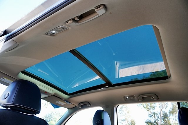 Used 2022 Silver Volkswagen 3.6L V6 SE w/Technology image 16