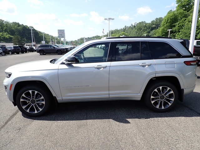 2025 Jeep Grand Cherokee Overland photo 2