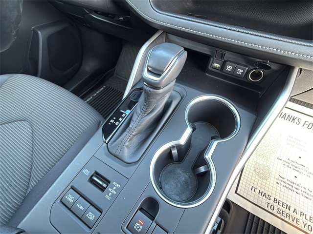 2020 Toyota Highlander LE photo 26