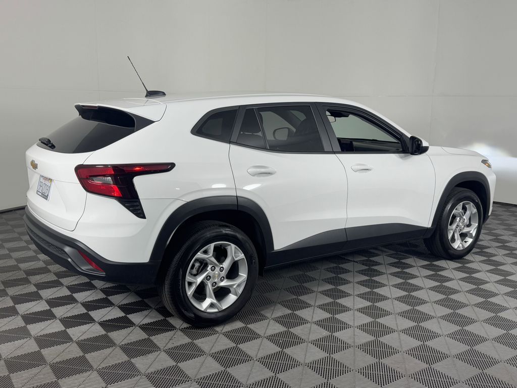 2024 Chevrolet Trax LS photo 4