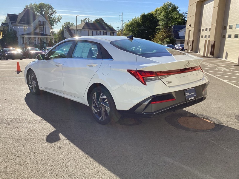 2025 Hyundai Elantra SEL Convenience photo 4
