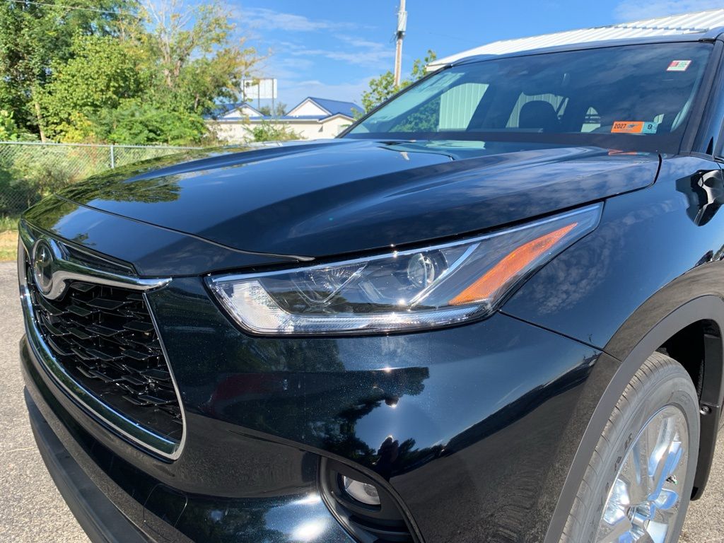 2025 Toyota Highlander Limited photo 28