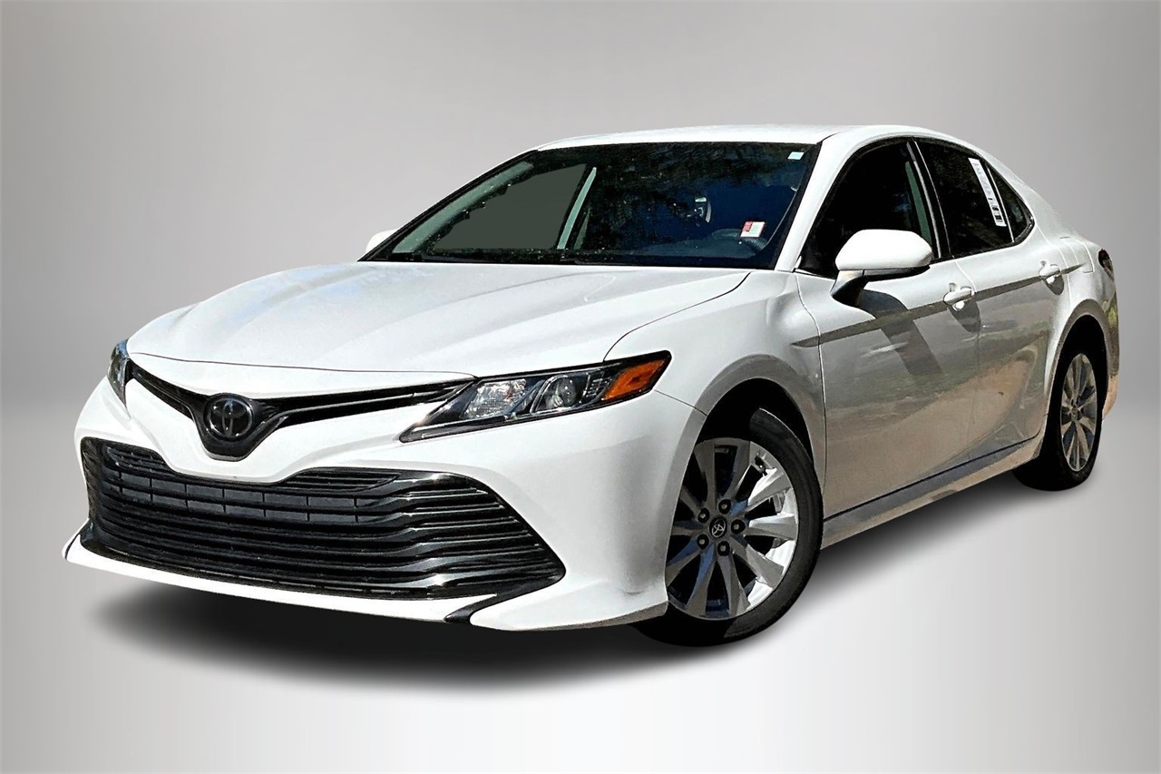 2020 Toyota Camry LE's photo