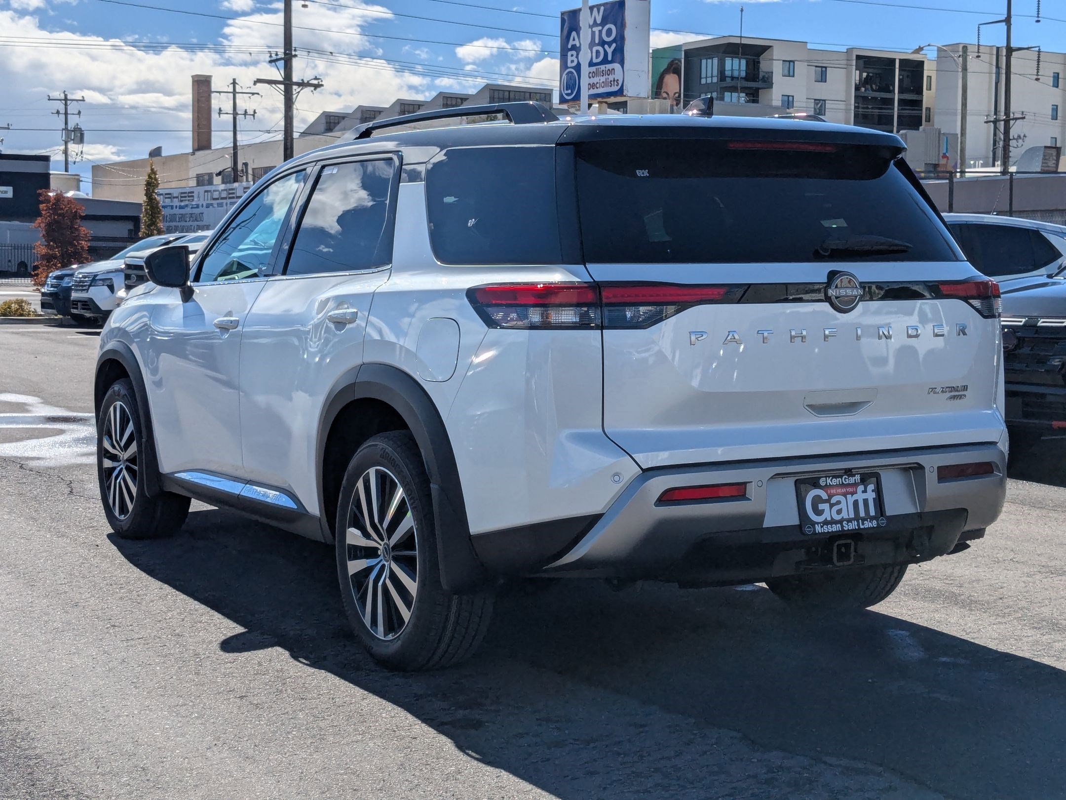 2025 Nissan Pathfinder Platinum photo 3