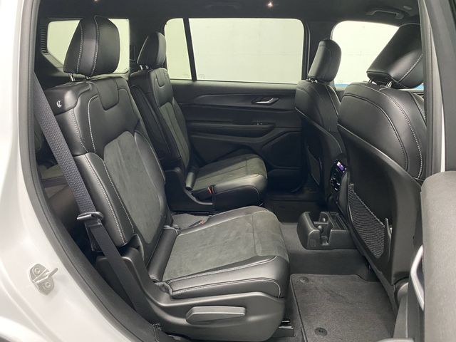 2025 Jeep Grand Cherokee Altitude photo 32