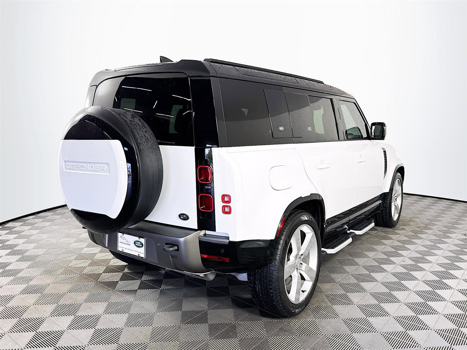 2023 Land Rover Defender 110 X-Dynamic SE photo 3